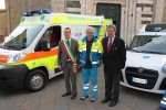Il sindaco e i dirigenti della Misericordia davanti ai nuovi mezzi