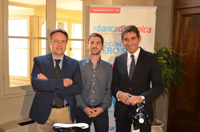 Da sinistra Alessandro Benedetti, segretario della fondazione dell'ospedale pediatrico Anna Meyer di Firenze, Gabriele Saluci, ciclonauta e Silvano Piacentini, vice direttore generale della Cassa di Risparmio di San Miniato (foto gonews.it)