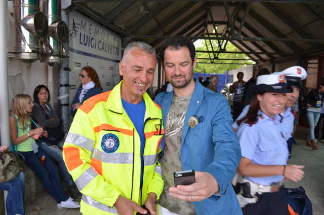 Giovanni Occhipinti e Alessio Falorni, sindaco di Castelfiorentino impegnati in un selfie (foto gonews.it)