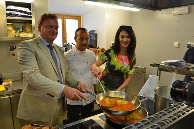 L’amministratore delegato Stefan Neuhaus, Michele Rinaldi, executive chef e Maria Grazia Cucinotta (foto gonews.it)