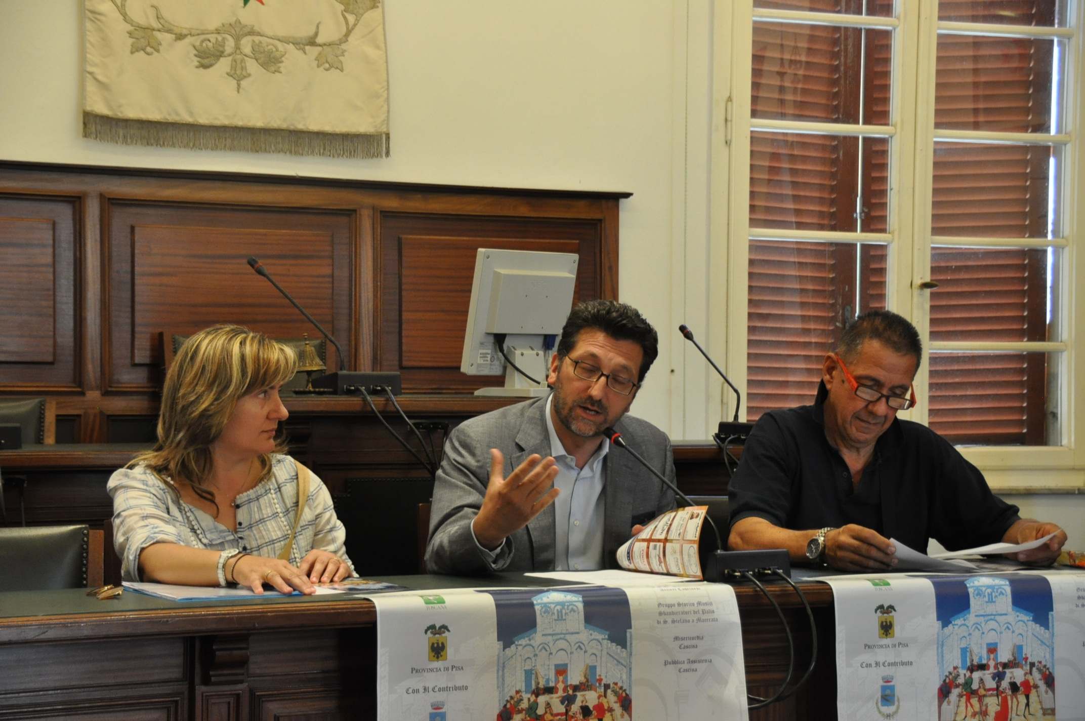 Da sinistra: l'Art désigne Lucia Bacciardi, il sindaco di Cascina Alessio Antonelli e il presidente del comitato Ad 1364 Paolo Conti (foto gonews.it)
