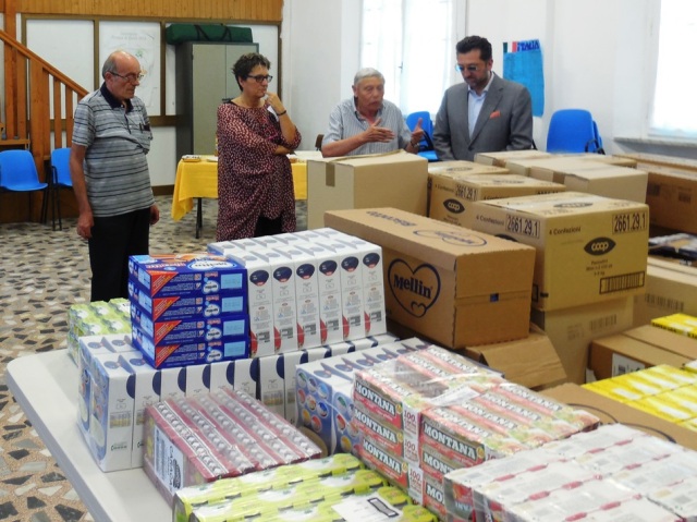 La consegna dei prodotti alimentari presso la sede Caritas di Casciavola di Cascina: da destra Alessio Antonelli, Franco Sbrana, Daniela Cappelli, Don Nino