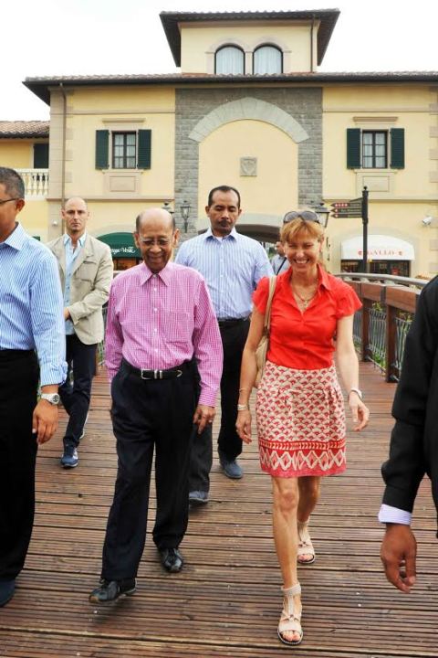 Il re della Malesia insieme a Chiara Bellomo