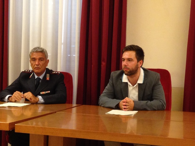 Da sinistra Marco Chiarugi, comandante territoriale della polizia municipale di Montaione, Gambassi Terme e Castelfiorentino e il vicesindaco di Castelfiorentino, Simone Bruchi (foto gonews.it)