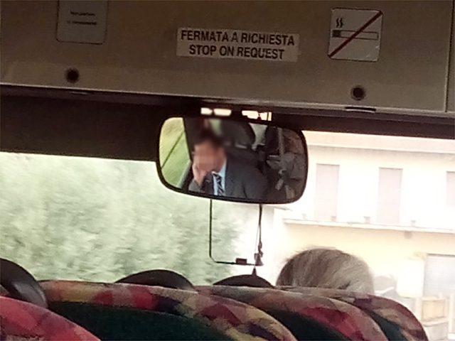 Un'autista su un bus per Fucecchio guida con il cellulare