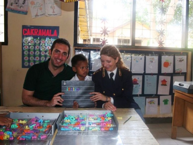Il viaggio sul campo di una poliziotta ed il suo incontro con bambini di una scuola finanziata dal progetto