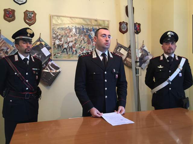 Il comandante della compagna dei carabinieri di Giuseppe Pontillo che illustra i dettagli sulla operazione legata al ritrovamento del cadavere di Emanuele Liuni (foto gonews.it)