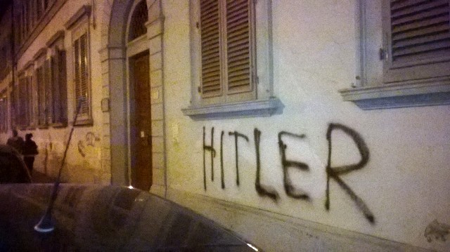La scritta di via Gaetano Fabiani