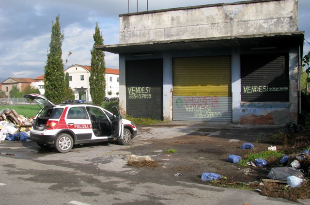 L'intervento della polizia provinciale di Lucca a San Concordio per una discarica a cielo aperto
