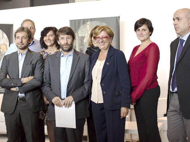 Alberto Peruzzini, direttore servizi turismo di toscana promozione; Chiara Andreini,assessore cultura e turismo comune di sansepolcro; Liviana Zanetti, presidente apt servizi emilia romagna; Dario Franceschini, ministro del turismo; Daniela Frullani, sindaco di sansepolcro ; Andrea Gnassi, sindaco di rimini