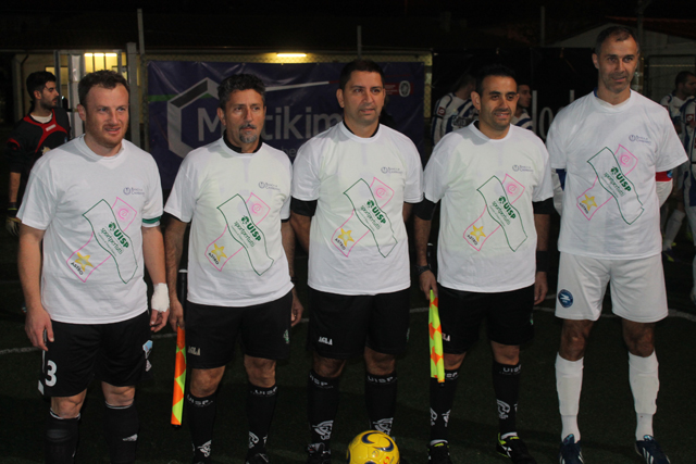 I capitani (Scannerini del Bassa a sinistra e Biancalani del Gavena a destra) con gli arbitri indossano la maglia per la raccolta fondi dedicata ad ASTRO