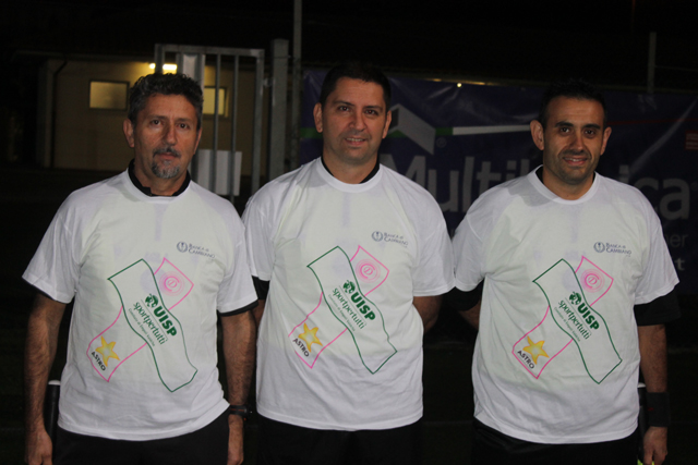 La terna (da sinistra Almonti, Cappelli e Semeraro) con la maglia per la raccolta fondi dedicata ad Astro.