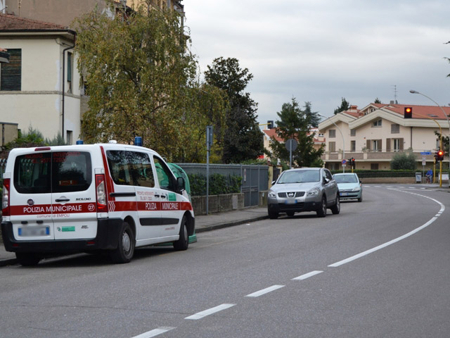 La polizia municipale in via Cherubini a Empoli (foto gonews.it)