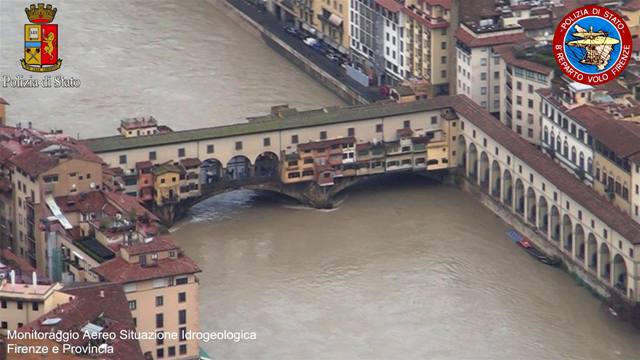 firenze_foto_polizia_di_stato_arno_acqua_febbraio2014_2.jpg