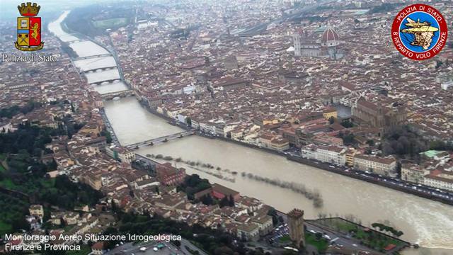 firenze_foto_polizia_di_stato_arno_acqua_febbraio2014_2.jpg
