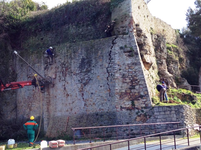 volterra_piazza_martiri_lavori_mura_2014_02_14_1