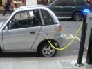 Una colonnina per la ricarica dei veicoli elettrici in funzione