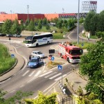 Via Raffaello Sanzio visto dall'alto con le forze dell'ordine e i pompieri per l'incendio (foto gonews.it)