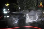 Le due auto in fiamme a Cascina